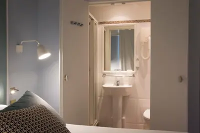 Salle de bains dans l'établissement Hôtel Pastel Paris