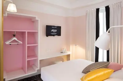 Un ou plusieurs lits dans un hébergement de l'établissement Hôtel Pastel Paris