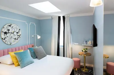 Un ou plusieurs lits dans un hébergement de l'établissement Hôtel Pastel Paris