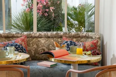 Coin salon dans l'établissement Hôtel l'Inattendu
