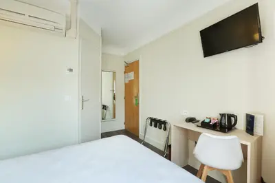 Télévision ou salle de divertissement dans l'établissement Hotel Murat