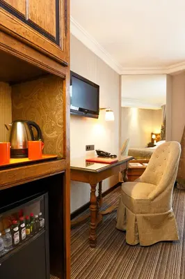 Télévision ou salle de divertissement dans l'établissement Au Manoir Saint Germain