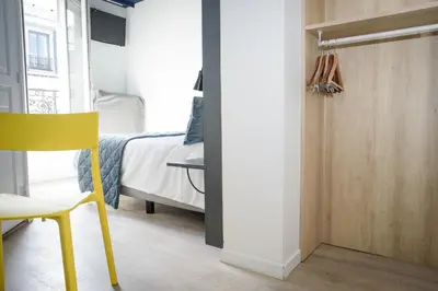 Un ou plusieurs lits dans un hébergement de l'établissement Hôtel Des Arts-Bastille
