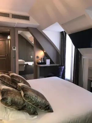Un ou plusieurs lits dans un hébergement de l'établissement Hôtel Jacques de Molay - Fitness & Sauna