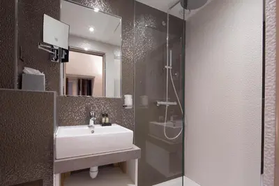 Salle de bains dans l'établissement Hôtel Jacques de Molay - Fitness & Sauna