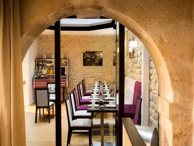Coin salon dans l'établissement Hôtel Jacques de Molay - Fitness & Sauna