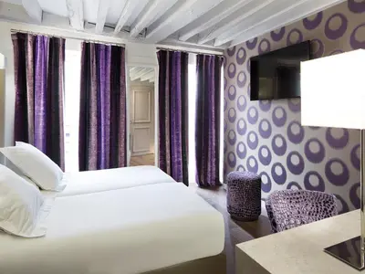 Un ou plusieurs lits dans un hébergement de l'établissement Hôtel Jacques de Molay - Fitness & Sauna