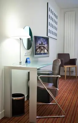 Télévision ou salle de divertissement dans l'établissement Hôtel Albe Saint Michel
