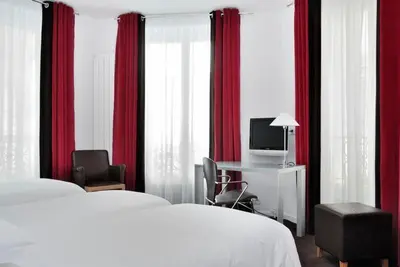 Télévision ou salle de divertissement dans l'établissement Hôtel Albe Saint Michel