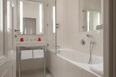 Salle de bains dans l'établissement Le Mathurin Hotel & Spa