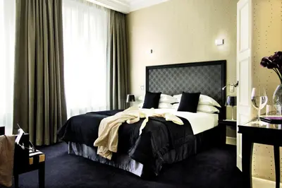 Un ou plusieurs lits dans un hébergement de l'établissement Le Mathurin Hotel & Spa