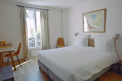 Un ou plusieurs lits dans un hébergement de l'établissement Hôtel Lucien