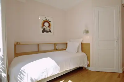Un ou plusieurs lits dans un hébergement de l'établissement Hôtel Lucien