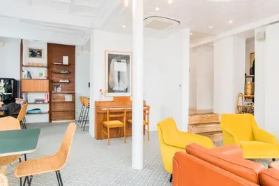 Coin salon dans l'établissement Hôtel Lucien