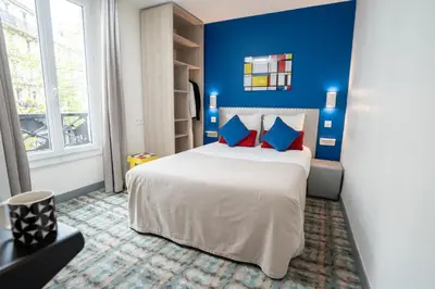 Un ou plusieurs lits dans un hébergement de l'établissement Hôtel Du Mont Dore Batignolles