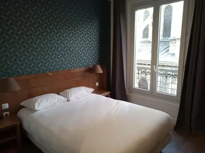 Un ou plusieurs lits dans un hébergement de l'établissement Hôtel De La Perdrix Rouge