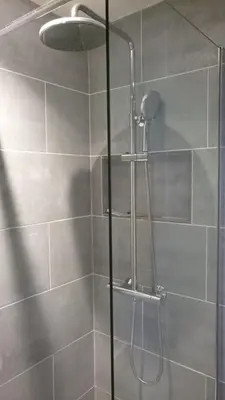 Salle de bains dans l'établissement Hôtel De La Perdrix Rouge