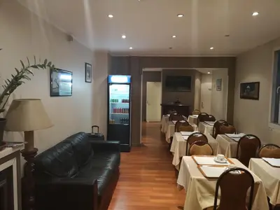 Coin salon dans l'établissement Hôtel De La Perdrix Rouge