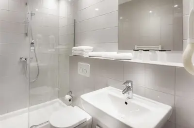 Salle de bains dans l'établissement Libertel Montmartre Opéra