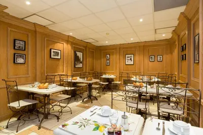 Restaurant ou autre lieu de restauration dans l'établissement Elysees Niel Hotel