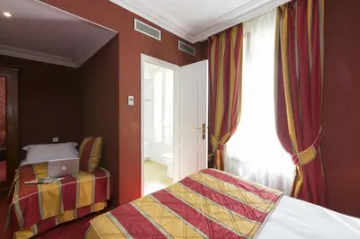 Un ou plusieurs lits dans un hébergement de l'établissement Elysees Niel Hotel