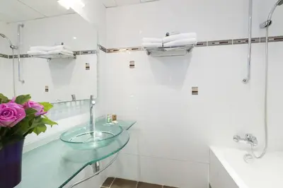Salle de bains dans l'établissement Elysees Niel Hotel