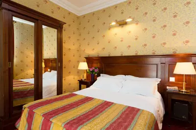 Un ou plusieurs lits dans un hébergement de l'établissement Elysees Niel Hotel