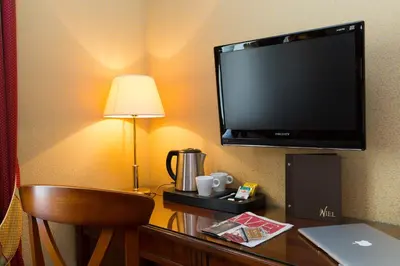 Télévision ou salle de divertissement dans l'établissement Elysees Niel Hotel