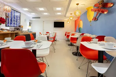 Télévision ou salle de divertissement dans l'établissement Hôtel Hor Les Lumières