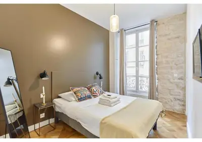 Un ou plusieurs lits dans un hébergement de l'établissement Apartment Le Marais by Studio prestige
