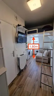 Télévision ou salle de divertissement dans l'établissement Le Studio du Palais