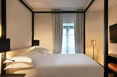 Un ou plusieurs lits dans un hébergement de l'établissement Le Metropolitan, Paris Tour Eiffel, a Tribute Portfolio Hotel