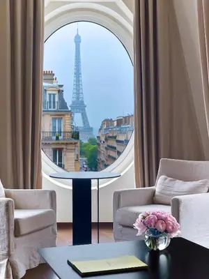 Coin salon dans l'établissement Le Metropolitan, Paris Tour Eiffel, a Tribute Portfolio Hotel