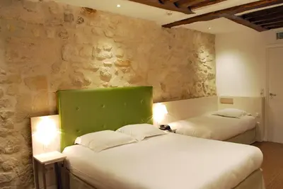 Un ou plusieurs lits dans un hébergement de l'établissement Hôtel De La Herse d'Or