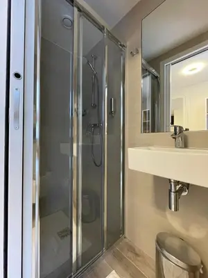 Salle de bains dans l'établissement Hôtel De La Herse d'Or