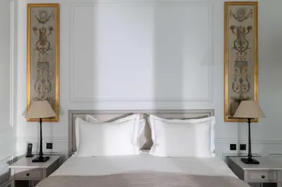 Un ou plusieurs lits dans un hébergement de l'établissement Hotel Du Quai Voltaire