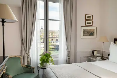 Un ou plusieurs lits dans un hébergement de l'établissement Hotel Du Quai Voltaire