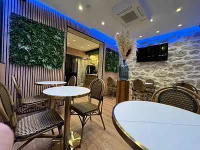 Télévision ou salle de divertissement dans l'établissement Hotel Nation Montmartre