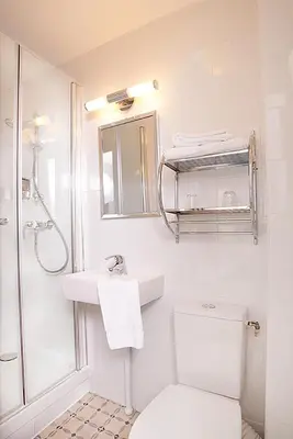 Salle de bains dans l'établissement Zazie Hôtel