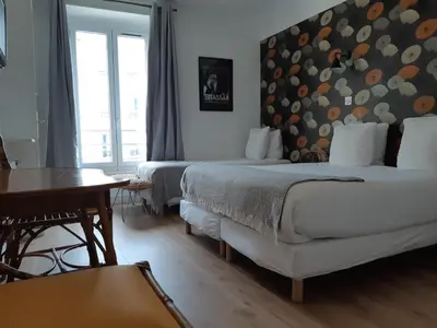 Un ou plusieurs lits dans un hébergement de l'établissement Zazie Hôtel