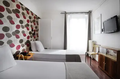 Télévision ou salle de divertissement dans l'établissement Zazie Hôtel