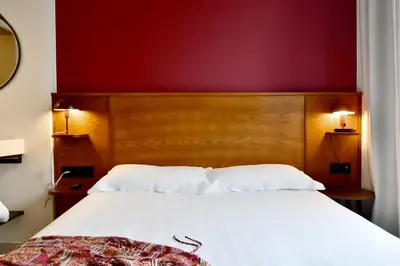 Un ou plusieurs lits dans un hébergement de l'établissement Agate Hôtel