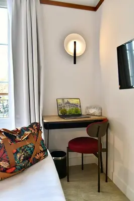 Télévision ou salle de divertissement dans l'établissement Agate Hôtel