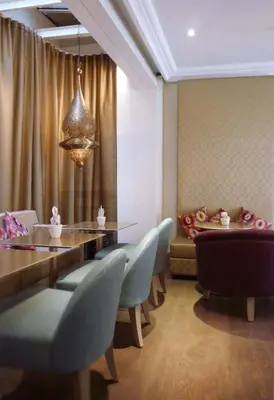 Coin salon dans l'établissement Hôtel Mayet