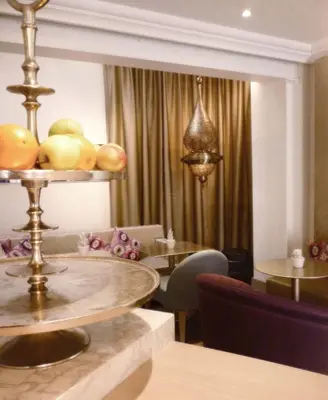 Coin salon dans l'établissement Hôtel Mayet