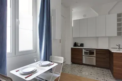 Cuisine ou kitchenette dans l'établissement Pick a Flat's Apartment in Montmartre - Rue des Martyrs studio
