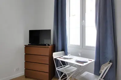 Télévision ou salle de divertissement dans l'établissement Pick a Flat's Apartment in Montmartre - Rue des Martyrs studio