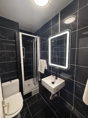 Salle de bains dans l'établissement Victory Hotel Galou