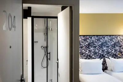 Un ou plusieurs lits dans un hébergement de l'établissement Hotel Paris Lafayette