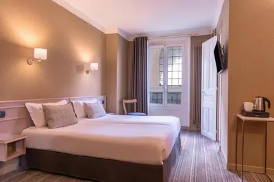 Un ou plusieurs lits dans un hébergement de l'établissement Paris France Hotel